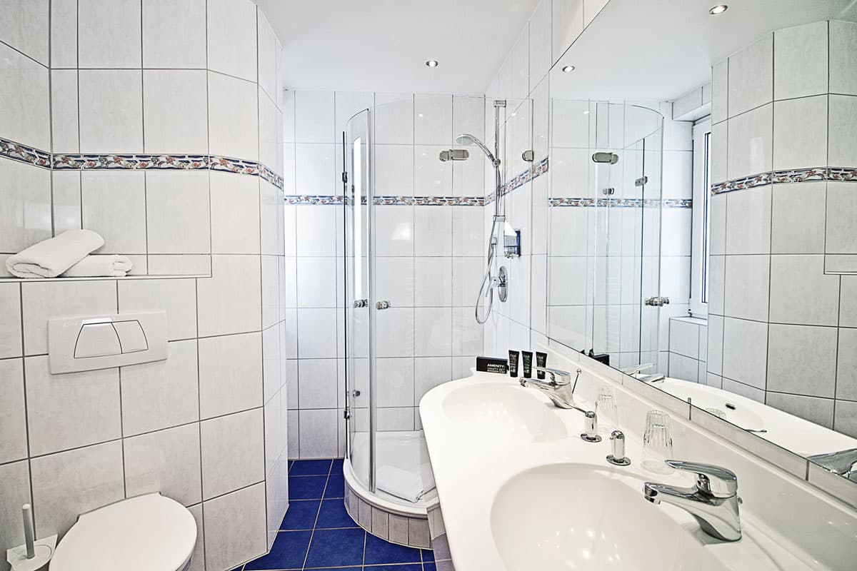 Modernes Badezimmer im Komfort Doppelzimmer