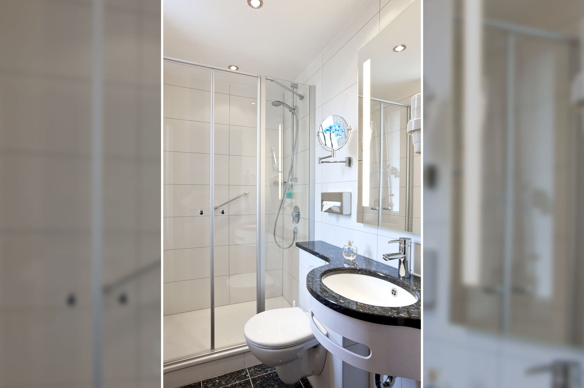 Badezimmer des Einzelzimmers mit Dusche